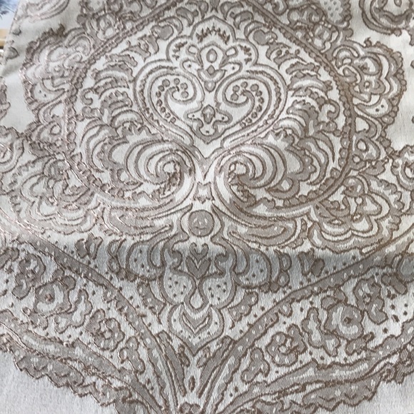 Jacquard Print Table Runner - Picture 8 of 10